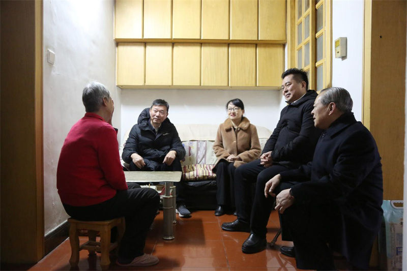 省國資委黨委委員、副主任楊愛民 走訪慰問人民大廈困難黨員