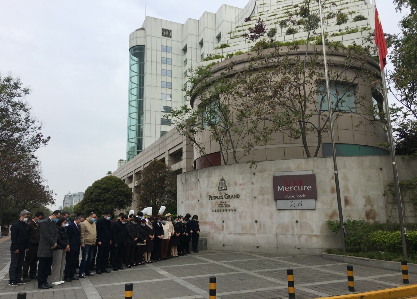人民大廈組織干部職工哀悼為新冠肺炎疫情犧牲的烈士同胞